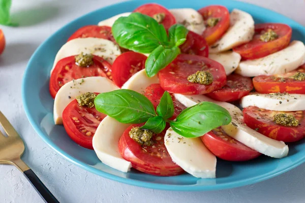 Salată Italiană Capreză Roșii Feliate Brânză Mozzarella Busuioc Ulei Măsline — Fotografie, imagine de stoc