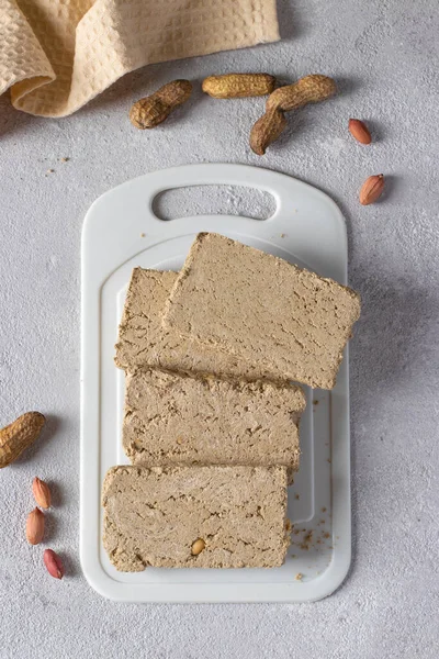 Söt Solros Halva Med Jordnöt Vit Tavla Ljusgrå Bakgrund Ovanifrån — Stockfoto