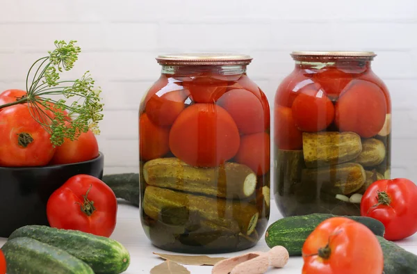 Tomates Marinées Avec Des Concombres Dans Des Pots Sur Une — Photo