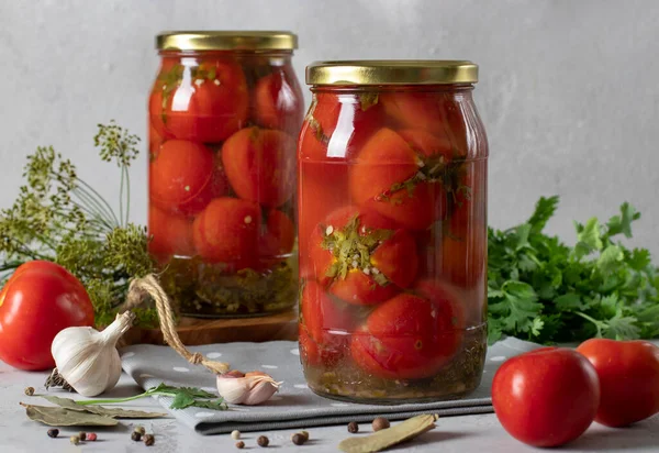 Tomates Marinados Com Coentro Jarros Inverno Contexto Cinza Claro — Fotografia de Stock