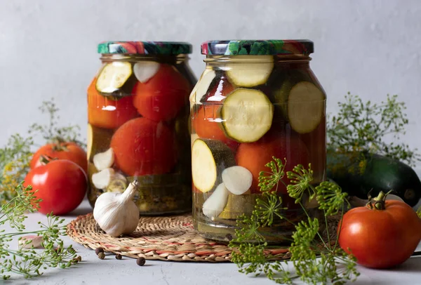 Gemarineerde Courgette Met Tomaten Twee Glazen Potten Voor Winter Een — Stockfoto