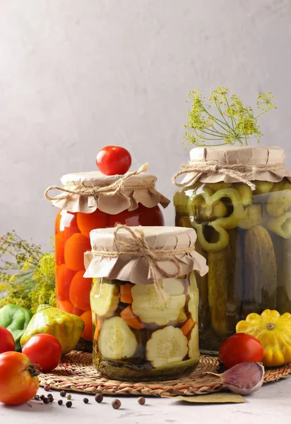 Σπιτικά γλυκά τουρσί, ντομάτες και αγγούρια σε γκρι φόντο με φρέσκα υλικά. Κάθετη μορφή — Φωτογραφία Αρχείου