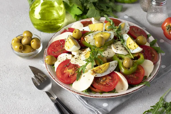 Ensalada Saludable Con Tomates Mozzarella Aceitunas Rúcula Huevos Plato Sobre —  Fotos de Stock