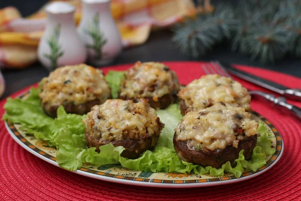 Wypchane champignons z serem mozzarella, warzywami i bulgur, świąteczna przekąska — Zdjęcie stockowe