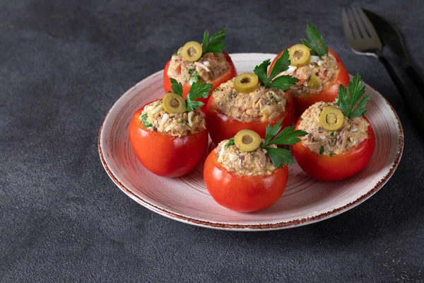 Tomates Farcies Thon Aux Olives Sur Une Assiette Ronde Sur — Photo