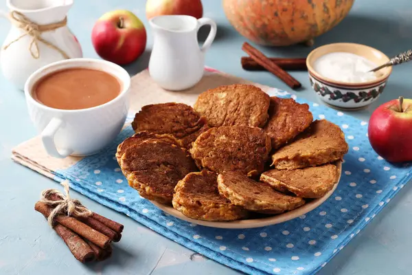 Hembakade Pannkakor Med Pumpa Och Äpplen Till Frukost Samt Kopp — Stockfoto