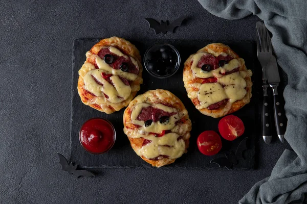 Śmieszne Mini Pizze Mumie Kiełbasą Serem Halloween Serwowane Czarnymi Oliwkami — Zdjęcie stockowe