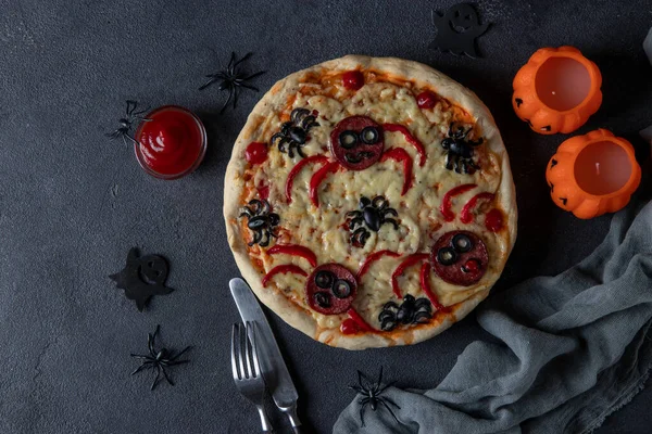 Halloween pizza amuzantă cu păianjeni, Idee creativă pentru pizza de Halloween pe fundal gri închis, Vizualizare de sus — Fotografie, imagine de stoc