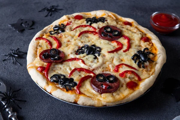 Halloween pizza amuzantă cu păianjeni, Idee creativă pentru pizza de Halloween pe fundal gri închis cu decorațiuni — Fotografie, imagine de stoc