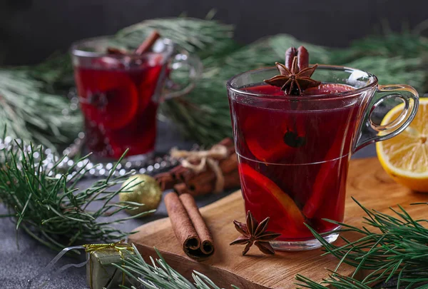 Χριστουγεννιάτικο ζεστό κρασί σε δύο ποτήρια σε ξύλινο ταμπλό σε σκούρο φόντο — Φωτογραφία Αρχείου