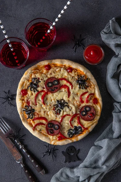 Halloween pizza amuzantă cu păianjeni, Idee creativă pentru pizza de Halloween pe fundal gri închis cu băuturi și decorațiuni — Fotografie, imagine de stoc