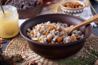 Kutya, geleneksel olarak Ukrayna, Beyaz Rusya ve Belarus 'ta Ortodoks Hıristiyanlar tarafından sunulan haşhaş tohumu, kurutulmuş meyve, fındık ve tatlı soslu bir tören tahıl tabağıdır..