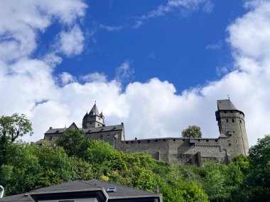 Sauerland, Nordrhein-Westfalen, Deutschland 'deki Altena' nın yukarısındaki ortaçağ kalesi.