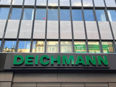 Deichmann mağazasının girişi ve cephesi. Deichmann, Almanya 'nın Gelsenkirchen kentinde 1 Ekim 2025 tarihinde kurulan uluslararası ayakkabı perakende satış zinciri.