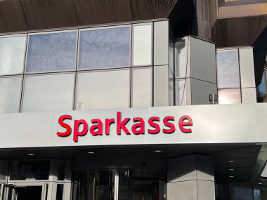 Sparkasse logosunun yakınında, Gelsenkirchen şehir merkezinde yakalandı. Toplamda Almanya 'da Sparkasse markası Gelsenkirchen, Almanya' yı kullanan 400 'den fazla farklı tasarruf bankası vardır.