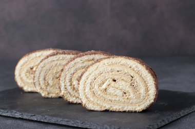 Çikolata kremalı ve kakaolu sünger keki, levhada kesilen porsiyonlar.