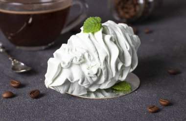 Nane şekerlemesi ve koyu gri arka planda bir fincan kahve.