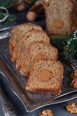 Noel pastası, fındıklı ve tuzlu karamel, tatil arka planında çikolata jöleli.