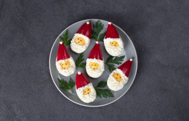 Gri tabakta, Noel Baba şeklinde yumurtalar.