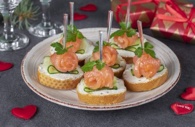 Sevgililer Günü 'nde tuzlu somon, salatalık, yumuşak peynir ve maydanozlu kanepe.