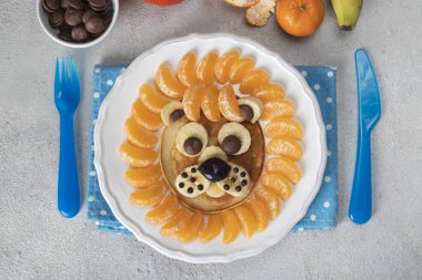 Çocukların kahvaltı sanatı - Mandalinalı, muzlu ve çikolatalı aslan gözlemesi