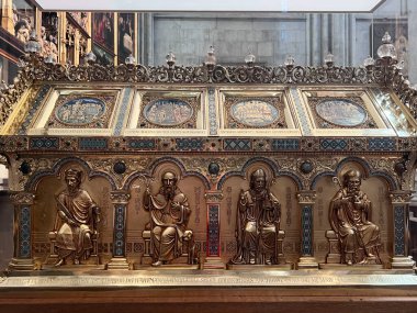 Üç Magi Tapınağı, Almanya 'nın Nordrhein-Westfalen eyaletindeki Köln Katedrali' nde yer alan Batı Avrupa 'nın en büyük kutsal emanetidir.