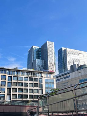 Palais Quartier binası, Nextower ofis kulesi ve Frankfurt am Main 'deki Jumeirah Oteli de dahil olmak üzere, 15 Eylül 2024, Almanya.