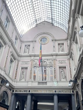 St. Hubert Kraliyet Galerileri, 18. yüzyılda Brüksel, Belçika 'da açılan Avrupa' nın ilk kapalı alışveriş merkezleri arasındadır.