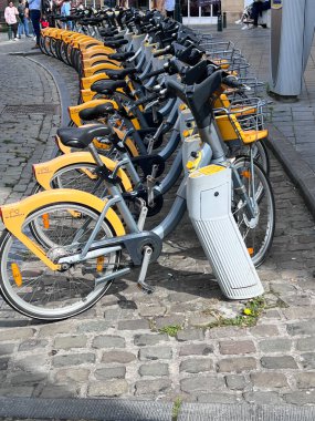 Brüksel, Belçika 'da ortak kullanım sisteminde şehir bisikletleri için park istasyonu, Eylül 06, 2025