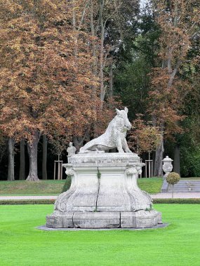 Saray bahçesinde bir yaban domuzu heykeli, Barok Su Sarayı Nordkirchen, Kuzey Ren-Vestfalya, Almanya, Vestfalya Versay