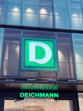 Deichmann mağazasının girişi ve cephesi. Deichmann, 9 Eylül 2025 'te Almanya' nın Essen kentinde kurulan uluslararası ayakkabı perakendecisi.