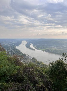 Konigswinter, Kuzey Ren-Vestfalya, Deutschland 'daki Drachenfels Dağı' nın tepesinden Ren Nehri manzarası