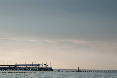 Koh Larn Limanı 'ndaki güzel güneşli plaj.