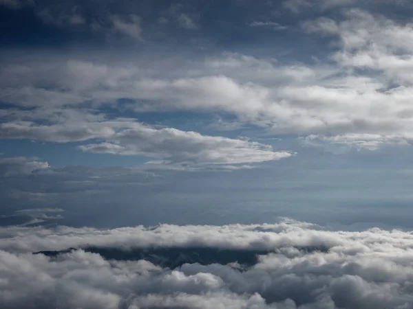 Úsvit mraky shluky na otevřeném vzduchu modrá obloha ohraničují hory — Stock fotografie
