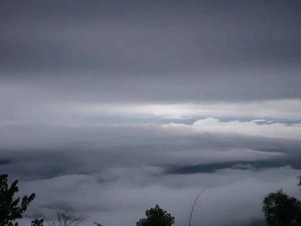 Ammassi di nuvole di alba all'aperto cielo blu abrove la vista sulle montagne dalla foresta — Foto Stock