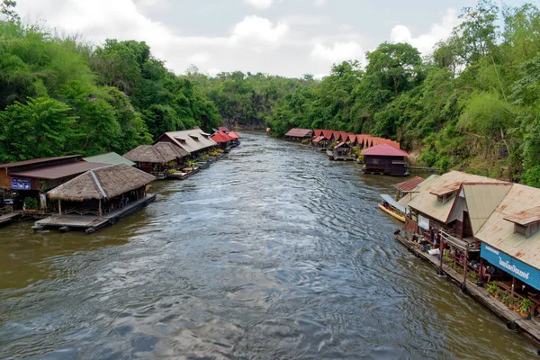 Kanchanaburi, Thailandia, 14 aprile 2017. Jungle Raft Building vicino alla cascata Saiyok Yai, fiume Kaw Noi — Foto Stock