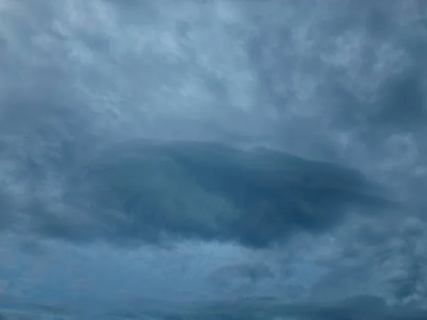 Smutné mraky na obloze pozadí zatažené tapety — Stock fotografie