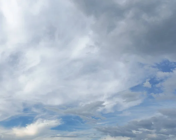 Mraky na modrém pozadí oblohy — Stock fotografie