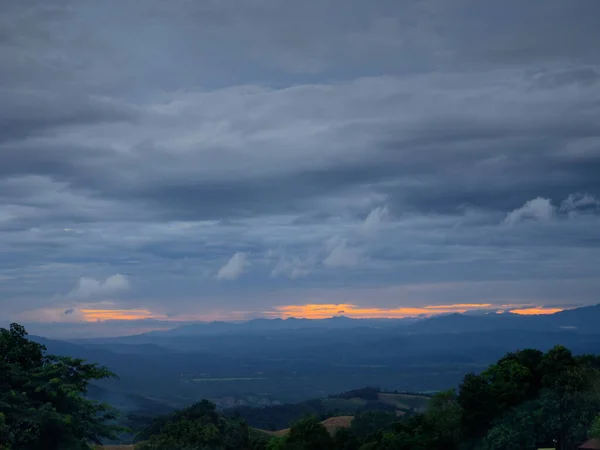 Uma vista de nuvens sombrias do pôr do sol e grande céu de montanha fundo papel de parede nublado em Si Nan National Park, Nan, Tailândia — Fotografia de Stock