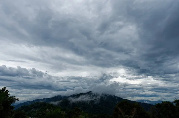 遠くの空に雨と暗い雲の下で山の景色Siナン国立公園,南,タイ — ストック写真