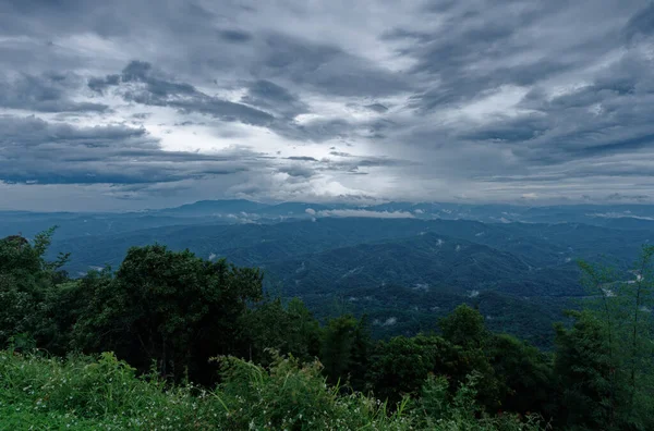 Вид на гору під похмурими хмарами з дощем на тлі неба в національному парку Сі Нан (Нан, Таїланд). — стокове фото