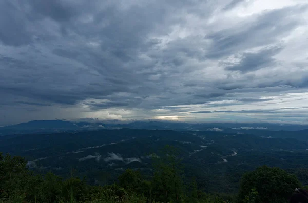 Вид на велику гору під похмурими хмарами на тлі хмарного шпалер у Національному парку Сі Нан (Нан, Таїланд). — стокове фото