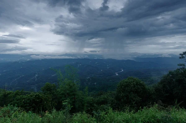 Вид на гору під похмурими хмарами з дощем на тлі неба в національному парку Сі Нан (Нан, Таїланд). — стокове фото