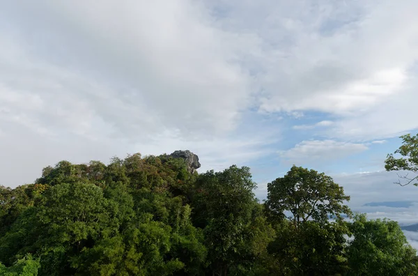 Um sol sombrio que toma banho sobre o vale da montanha no lado de uma colina no Parque Nacional Si Nan, Nan, Tailândia — Fotografia de Stock