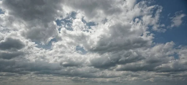 Skupina mraků na obloze za slunečného odpoledne — Stock fotografie