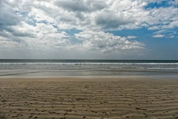 Pusty tropikalny ocean na plaży. Chmury Niebo i ocean z oddali — Zdjęcie stockowe