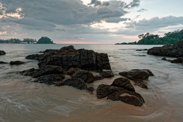 Kámen jako útočiště a pláž jako pozadí při západu slunce. Vzdálený ostrov v Thajsku. — Stock fotografie
