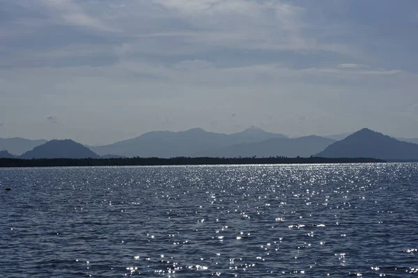 Ciel propre et vague de l'océan étincelle à midi de Koh Phra Thong, Thaïlande — Photo