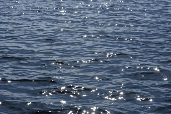 Närbild av havet i rörelse i sunlinght — Stockfoto