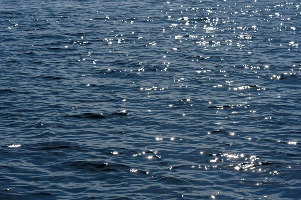 Närbild av havet i rörelse i sunlinght — Stockfoto